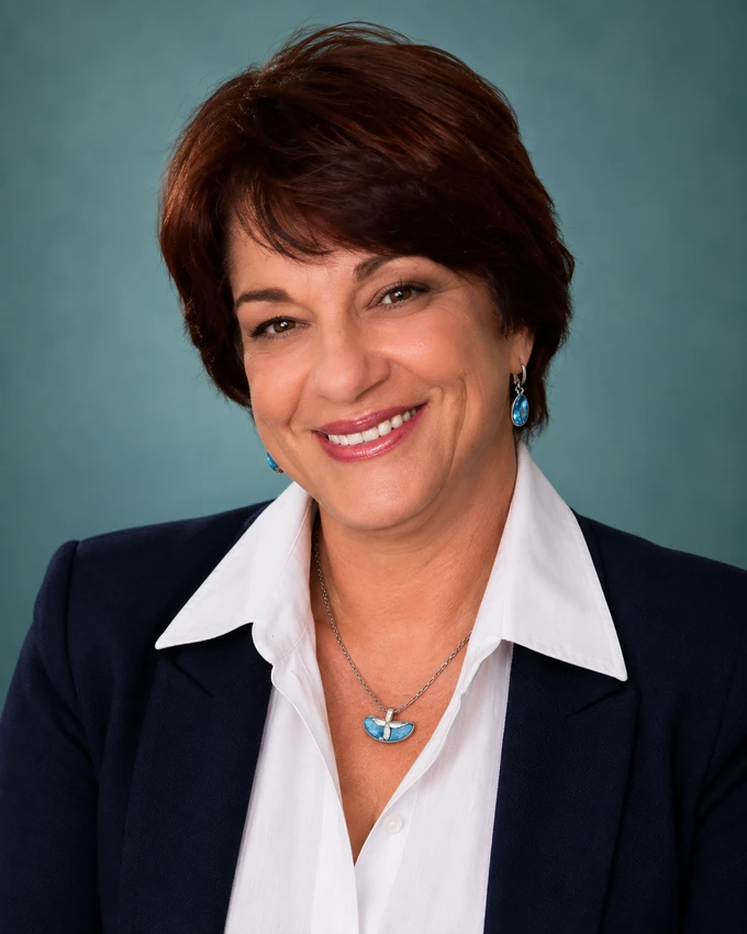 Régia Prado, de blazer azul e camisa branca